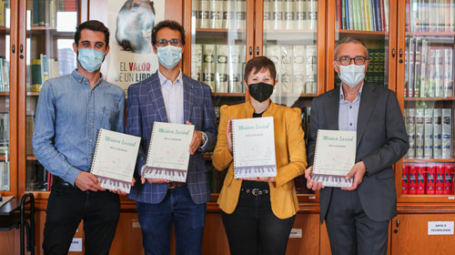 La CCIS dona ejemplares del libro “Música social” de la compositora extremeña Marta Lozano Molano a la Escuela Italiana de Madrid