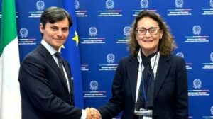 Lee más sobre el artículo Firma del acuerdo con Intesa San Paolo para reforzar la cooperación en materia de seguridad de los trabajadores en el extranjero