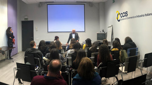 Estudiantes italianos se reúnen con el presidente del Com.It.Es de Madrid en la sede de la CCIS